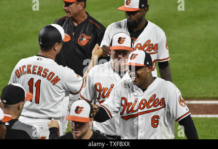 Baltimore Orioles' Jonathan Schoop (6) célèbre avec ses coéquipiers après une victoire 12-1 sur les Texas Rangers at Camden Yards de Baltimore, le 18 juillet 2017. Photo de David Tulis/UPI Banque D'Images