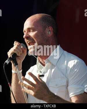 Gord Downie, entraîner l'vocalistof Tragically Hip, effectue au Canada Live 8 à Barrie (Ontario) le 2 juillet 2005. (Photo d'UPI / Grace Chiu) Banque D'Images