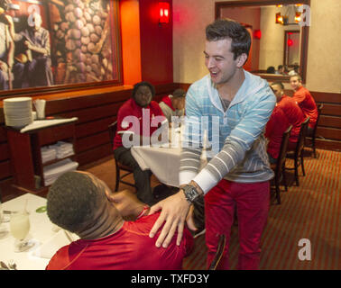 Université de l'Alabama quarterback AJ McCarron (droite) joue avec le receveur Christion Jones à l'intérieur du restaurant Fogo de Chao où l'équipe est allée pour le dîner à Miami Beach le 4 janvier 2013. L'Alabama Crimson Tide prendre sur la Notre Dame Fighting Irish dans BCS National Championship le 7 janvier 2013. UPI/Mark Wallheiser Banque D'Images