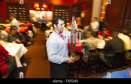 Serveurs du Fogo de Chao Restaurant sert le dîner à l'équipe de football de l'Université d'Alabama à Miami Beach le 4 janvier 2013. L'Alabama Crimson Tide prendre sur la Notre Dame Fighting Irish dans BCS National Championship le 7 janvier 2013. UPI/Mark Wallheiser Banque D'Images