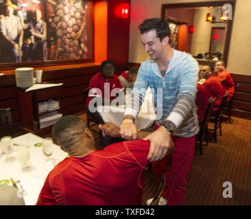 Université de l'Alabama quarterback AJ McCarron (droite) joue avec le receveur Christion Jones à l'intérieur du restaurant Fogo de Chao où l'équipe est allée pour le dîner à Miami Beach le 4 janvier 2013. L'Alabama Crimson Tide prendre sur la Notre Dame Fighting Irish dans BCS National Championship le 7 janvier 2013. UPI/Mark Wallheiser Banque D'Images