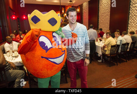 Université de l'Alabama quarterback AJ McCarron (à droite) pose pour des photos avec la mascotte d'Obie Orange Bowl à l'intérieur du restaurant Chao de Fogo où l'équipe est allée pour le dîner à Miami Beach le 4 janvier 2013. L'Alabama Crimson Tide prendre sur la Notre Dame Fighting Irish dans BCS National Championship le 7 janvier 2013. UPI/Mark Wallheiser Banque D'Images