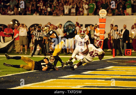 Alabama'S Eddie Lacy marque son deuxième touchdown sur une passe de 11 verges avec 31 secondes à jouer au premier semestre contre Notre Dame d'établir un 28-0 conduire pendant la le BCS National Championship au Sun Life Stadium de Miami, Floride le 7 janvier 2013. UPI/Joe Marino - Bill Cantrell Banque D'Images