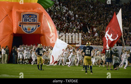 L'Alabama Crimson Tide prend le terrain pour le début de la 2013 BCS National Championship au Sun Life Stadium de Miami, Floride le 7 janvier 2013. UPI/Joe Marino - Bill Cantrell Banque D'Images