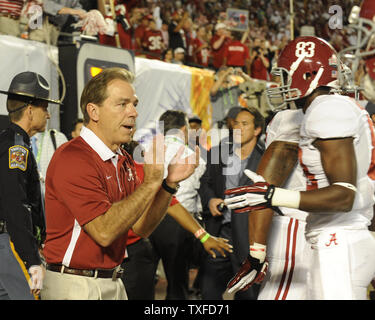L'entraîneur-chef de l'Alabama, Nick Saban dirige l'Alabama Crimson Tide dans Sun Life Stadium au début de la BCS National Championship contre Notre Dame à Miami, Floride le 7 janvier 2013. Alabama défait Notre Dame par un score de 42-14, ce qui en fait le deuxième Championnat National BCS. UPI/Joe Marino - Bill Cantrell Banque D'Images
