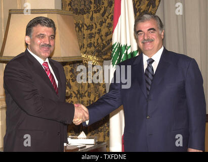 Le Premier ministre libanais Rafic Hariri (R), serre la main avec le Ministre turc des affaires étrangères, Abdullah Ghul (L) à Hariri CDM à Beyrouth. C'est la première visite officielle d'un ministre turc des affaires étrangères au Liban en 21 ans. (UPI Photot/Mohammed Tawil) Banque D'Images