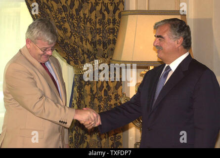 Le Premier ministre libanais Rafic Hariri (R) recevant le ministre allemand des affaires étrangères Joshka Fisher (L) à sa résidence de Beyrouth le vendredi 27 août 2004. Les entretiens ont porté sur les questions relatives au Moyen-Orient, en particulier le conflit israélo-arabe et l'évolution de la situation en Iraq. (Photo d'UPI/Mohammed Tawil) Banque D'Images