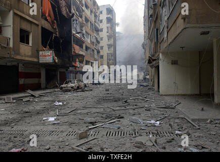 Cible des jets israéliens la banlieue sud de Beyrouth pour une cinquième journée en représailles aux bombardements du Hezbollah du port israélien d'ville de Haïfa le 16 juillet 2006. La banlieue sud de Beyrouth, qui sont pour la plupart habitées par des partisans du Hezbollah est devenu une ville fantôme après la plupart des civils à gauche. Plus d'une centaine de personnes, essentiellement des civils, ont péri depuis le début du conflit le 12 juillet après que le Hezbollah guerrilla a enlevé deux soldats israéliens et tué 7 autres. (Photo d'UPI/Stringer) Banque D'Images