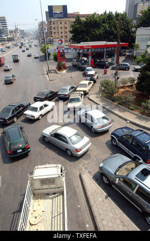 Les voitures et les camions d'attendre dans une longue ligne de gaz à Beyrouth, Liban, le 3 août 2006. Dès que les navires avec du carburant d'attendre dans les eaux internationales pour l'autorisation d'entrer dans le port de Beyrouth, les lignes dans les stations service s'allonge de jour en jour. En plus d'obtenir la permission de la marine israélienne d'entrer au Liban, les entreprises qui possèdent les navires transportant du carburant demandent que le gouvernement libanais payer leur assurance d'entrer dans une zone de guerre. (Photo d'UPI/Norbert Schiller) Banque D'Images