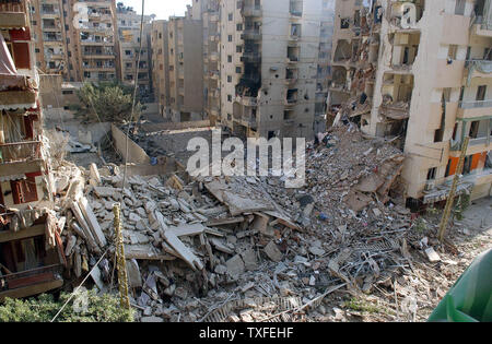 Les vestiges d'un bloc d'appartement qui a été touchée par un missile israélien se trouvent anéanties dans la banlieue sud de Beyrouth le 7 août 2006. Des avions israéliens ont pilonné la banlieue sud de nombreuses fois heures avant les ministres arabes des affaires étrangères ont tenu une réunion d'urgence à Beyrouth pour examiner le projet de résolution des Nations Unies visant à mettre fin au conflit. UPI (photo) Banque D'Images