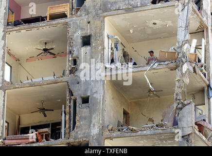 Les résidents de la banlieue sud de Beyrouth retournent chez eux pour voir ce qu'il reste le 15 août 2006. Le deuxième jour de l'U.N. cessez-le-feu, les réfugiés musulmans chiites vivant dans les écoles et autres bâtiments publics dans tout le pays sont retourner dans leurs foyers dans la partie sud du Liban. UPI (photo) Banque D'Images