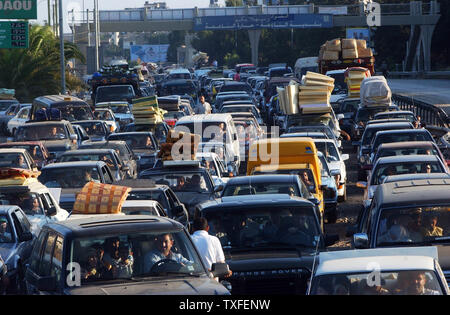 Bombardé un pont près de la ville de Dammour, 20 kilomètres au sud de Beyrouth, arrête la circulation le 15 août 2006. Le deuxième jour du cessez le feu de l'ONU réfugiés musulmans chiites vivant dans les écoles et autres bâtiments publics dans tout le pays sont retourner dans leurs foyers dans la partie sud du Liban. UPI (photo) Banque D'Images