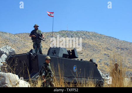 L'armée libanaise prend position en regard de la zone contestée des fermes de Chebaa à la frontière avec Israël et la Syrie le 1 septembre 2006. Sur la colline au-dessus est une position israélienne. Israël a accepté de retirer ses troupes du territoire libanais dès que l'Organisation des Nations Unies force internationale et les Libanais sont en contrôle du sud du Liban. UPI (photo) Banque D'Images