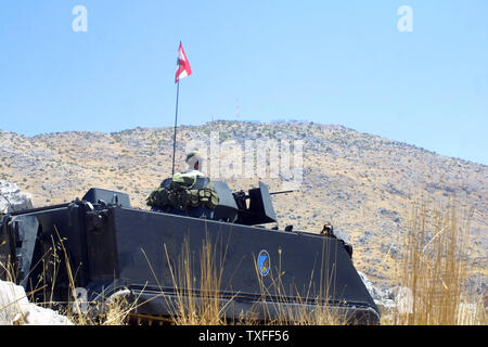 L'armée libanaise prend position en regard de la zone contestée des fermes de Chebaa à la frontière avec Israël et la Syrie le 1 septembre 2006. Sur la colline au-dessus est une position israélienne. Israël a accepté de retirer ses troupes du territoire libanais dès que l'Organisation des Nations Unies force internationale et les Libanais sont en contrôle du sud du Liban. UPI (photo) Banque D'Images