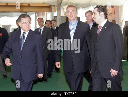 Le Premier ministre britannique Tony Blair (centre) promenades avec le Premier ministre libanais Fuad Saniora (à gauche) et Saad Hariri (à droite), chef du Parti de l'avenir, vers la tombe de l'ancien Premier ministre libanais Rafik Hariri, le lundi 11 septembre 2006. Blair est arrivé à Beyrouth pour soutenir le gouvernement libanais après la première réunion avec les représentants d'Israël et les territoires palestiniens. La foule rassemblée dans le centre de Beyrouth pour protester contre les Britanniques du premier visite. UPI (photo) Banque D'Images