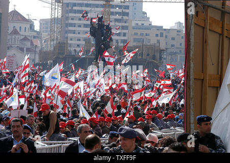 Des dizaines de milliers de Libanais pro gouvernement paniers en place des martyrs dans le centre de Beyrouth pour commémorer le deuxième anniversaire de l'ancien Premier Ministre Rafik Hariri assassinat le 14 février 2007. Les militaires mis en place des barbelés à diviser les partisans du gouvernement de l'opposition du Hezbollah qui a été campé près de la Place des Martyrs depuis le 1er décembre 2006 pour réclamer la démission du gouvernement. La commémoration s'est déroulée sans incident entre les deux groupes. (Photo d'UPI/Norbert Schiller) Banque D'Images