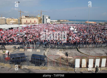 Des dizaines de milliers de Libanais pro gouvernement paniers en place des martyrs dans le centre de Beyrouth pour commémorer le deuxième anniversaire de l'ancien Premier Ministre Rafik Hariri assassinat le 14 février 2007. Les militaires mis en place des barbelés à diviser les partisans du gouvernement de l'opposition du Hezbollah qui a été campé près de la Place des Martyrs depuis le 1er décembre 2006 pour réclamer la démission du gouvernement. La commémoration s'est déroulée sans incident entre les deux groupes. UPI (photo) Banque D'Images