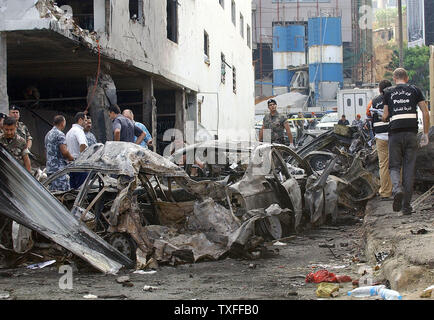 Les enquêteurs de la police libanaise à travers la recherche de l'épave bombardée d'indices dans qui ont assassiné Walid Eido, éminent parlementaire anti-syrienne, qui était proche de l'ancien premier ministre, Rafic Hariri, le jeudi 14 juin, 2007. Walid Eido, son fils Khalid, deux gardes du corps et six civils ont été tués quand une voiture piégée a explosé près d'une plage populaire club le mercredi 13 juin 2007. Eido est le septième critique libanais de la Syrie d'être tué en deux ans. UPI (photo) Banque D'Images