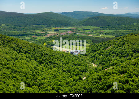 Collegiate de Roncevaux en Navarre, étape importante sur la route de Santiago et un abri pour les pèlerins, historique col de Roncevaux, Camino navarro (Navarr Banque D'Images