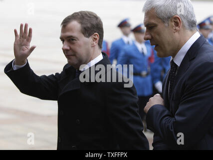 Le président russe Dmitri Medvedev (G) vagues comme il se promène avec son homologue serbe Boris Tadic lors d'une cérémonie d'accueil à Belgrade le 20 octobre 2009. UPI/Anatoli Zhdanov Banque D'Images