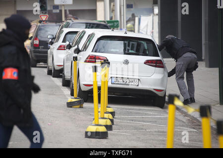 Les forces de sécurité sécuriser les rues de Bruxelles, Belgique, Mars, 22, 2016, une série d'explosions revendiquées par l'État islamique group a soufflé sur l'aéroport de Bruxelles et un train de métro aujourd'hui, tuant environ 35 personnes dans les dernières attaques sanglantes de carnage au cœur de l'Europe. Photo par Diego Ravier/UPI Banque D'Images