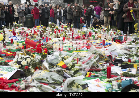 Les gens se rassemblent pour observer une minute de silence et de deuil pour les victimes des attentats à la place de la Bourse dans le centre de Bruxelles, Belgique, le 24 mars 2016, deux jours après un attentat, revendiqué par l'État islamique groupe. Photo par Albert Masias/UPI Banque D'Images