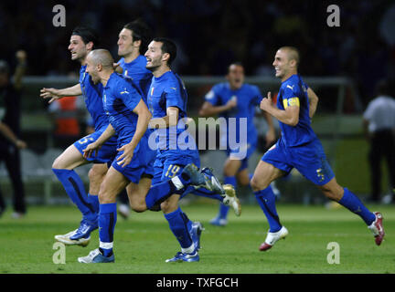 Les joueurs italiens s'exécuter sur le terrain pour célébrer après Fabio Grosso (3) de l'Italie a tourné le dernier mort et fait de l'Italie championne du monde de football la Coupe du Monde de football à Berlin, Allemagne finale le dimanche 9 juillet 2006. L'Italie a gagné après un penalty shoot out tranchant France 5-3. (Photo d'UPI/Thierry Gromik) Banque D'Images