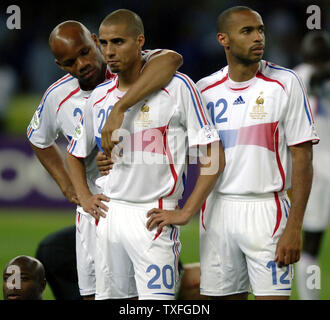 Choqué les joueurs de France, Jean Alain Boumsong (2) David Trezeguet (20) qui a causé la défaite et Thierry Henri (12) réagissent à leur équipe perdre à l'Italie en Coupe du Monde de football à Berlin, Allemagne le Dimanche 9 juillet 2006. L'Italie est devenu Champion du Monde après un penalty shoot out tranchant France 5-3. (Photo d'UPI/Thierry Gromik) Banque D'Images