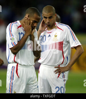 Choqué les joueurs de France, David Trezeguet (20) qui a causé la défaite et Thierry Henri (12) réagissent à leur équipe perdre à l'Italie en Coupe du Monde de football à Berlin, Allemagne le Dimanche 9 juillet 2006. L'Italie est devenu Champion du Monde après un penalty shoot out tranchant France 5-3. (Photo d'UPI/Thierry Gromik) Banque D'Images