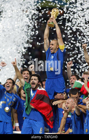 Le capitaine de l'équipe italienne Fabio Cannavaro détient en altitude le trophée de la Coupe du monde en tant que membres de l'équipe de célébrer leur victoire sur la France en finale à Berlin le 9 juillet 2006. L'Italie a gagné 5-3 dans une pénalité shoot out. (Photo d'UPI/Arthur Thill) Banque D'Images