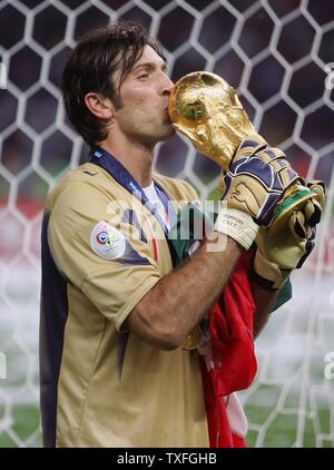 Gardien de l'Italie Gianluigi Buffon embrasse la Coupe du monde après la finale de la Coupe du monde et la victoire sur la France à Berlin le 9 juillet 2006. L'Italie a gagné 5-3 dans une pénalité shoot out. (Photo d'UPI/Christian Brunskill) Banque D'Images