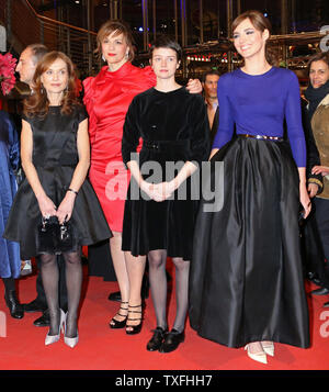 (De G à D) Isabelle Huppert, Martina Gedeck, Pauline Etienne et Louise Bourgoin arrivent sur le tapis rouge pour le film 'La Religieuse (la Religieuse)' au cours de la 63e Berlinale à Berlin le 9 février 2013. UPI/David Silpa Banque D'Images