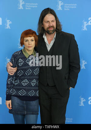 Veerle Baetens (L) et Johan Heldenbergh arrivent à l'appel de la photo le film 'Le cercle brisé pendant la 63e Ventilation' Festival International du Film de Berlin à Berlin le 12 février 2013. UPI/David Silpa Banque D'Images