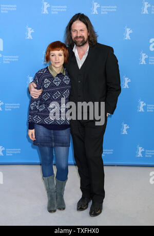 Veerle Baetens (L) et Johan Heldenbergh arrivent à l'appel de la photo le film 'Le cercle brisé pendant la 63e Ventilation' Festival International du Film de Berlin à Berlin le 12 février 2013. UPI/David Silpa Banque D'Images