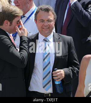 Le ministre de l'Intérieur allemand Hans-Peter Friedrich assiste à un discours prononcé par le président des États-Unis, Barack Obama, à la porte de Brandebourg à Berlin le 19 juin 2013. Obama est à Berlin pour sa première visite officielle à l'Allemagne et après une rencontre avec la Chancelière allemande, Angela Merkel, a déclaré au site historique où cinquante ans plus tôt, le président américain John F. Kennedy a prononcé son célèbre "Ich bin ein Berliner (je suis un Berliner)' adresse . UPI/David Silpa Banque D'Images