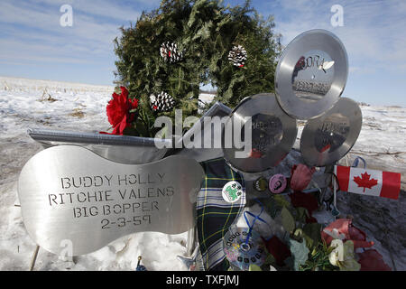 Fleurs et hommages sont laissés sur le site de l'accident d'avion qui a tué Buddy Holly, Ritchie Valens et J. P. La "Grande" Bopper Richardson près de Clear Lake, Iowa le 2 février 2009. Chanteur Don McLean a inventé l'expression "le jour où la musique est mort' dans sa chanson American Pie se référant à la mort des trois rock 'n' roll des pionniers dans les premières heures du matin du 3 février 1959. Des milliers de personnes s'est abattue sur Clear Lake pour célébrer le 50e anniversaire de 'le jour la musique est mort'. (Photo d'UPI/Brian Kersey) Banque D'Images
