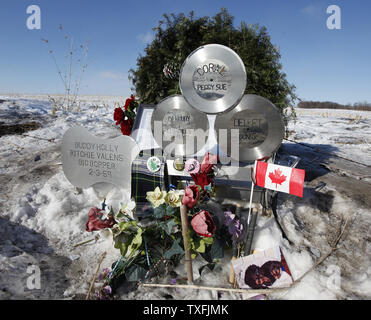 Fleurs et hommages sont laissés sur le site de l'accident d'avion qui a tué Buddy Holly, Ritchie Valens et J. P. La "Grande" Bopper Richardson près de Clear Lake, Iowa le 2 février 2009. Chanteur Don McLean a inventé l'expression "le jour où la musique est mort' dans sa chanson American Pie se référant à la mort des trois rock 'n' roll des pionniers dans les premières heures du matin du 3 février 1959. Des milliers de personnes s'est abattue sur Clear Lake pour célébrer le 50e anniversaire de 'le jour la musique est mort'. (Photo d'UPI/Brian Kersey) Banque D'Images