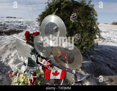 Fleurs et hommages sont laissés sur le site de l'accident d'avion qui a tué Buddy Holly, Ritchie Valens et J. P. La "Grande" Bopper Richardson près de Clear Lake, Iowa le 2 février 2009. Chanteur Don McLean a inventé l'expression "le jour où la musique est mort' dans sa chanson American Pie se référant à la mort des trois rock 'n' roll des pionniers dans les premières heures du matin du 3 février 1959. Des milliers de personnes s'est abattue sur Clear Lake pour célébrer le 50e anniversaire de 'le jour la musique est mort'. (Photo d'UPI/Brian Kersey) Banque D'Images