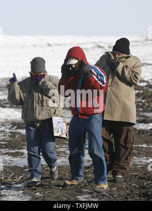 Rock 'n' roll fans braver le froid pour visiter le site de l'accident d'avion qui a tué Buddy Holly, Ritchie Valens et J. P. La "Grande" Bopper Richardson près de Clear Lake, Iowa le 2 février 2009. Chanteur Don McLean a inventé l'expression "le jour où la musique est mort' dans sa chanson American Pie se référant à la mort des trois rock 'n' roll des pionniers dans les premières heures du matin du 3 février 1959. Des milliers de personnes s'est abattue sur Clear Lake pour célébrer le 50e anniversaire de 'le jour la musique est mort'. (Photo d'UPI/Brian Kersey) Banque D'Images