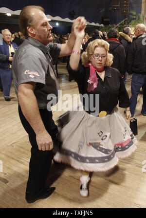 Doug (L) et Mary Ann Gantroort de Clear Lake, Dakota du Sud la danse face à un concert hommage se souvenir de Buddy Holly, J.P. La "Grande" Bopper Richardson et Ritchie Valens au Surf Ballroom de Clear Lake, Iowa le 2 février 2009. Les trois rock 'n' roll pionniers joué leur dernier spectacle au Surf Ballroom il y a 50 ans jour pour jour. Chanteur Don McLean a inventé l'expression "le jour où la musique est mort' dans sa chanson 'American Pie' se référant à l'accident d'avion qui a tué les trois étoiles très tôt le matin du 3 février 1959. (Photo d'UPI/Brian Kersey) Banque D'Images