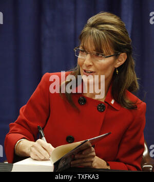 Ancien gouverneur de l'Alaska. Sarah Palin signe une copie de son nouveau livre "Going Rogue : An American Life' du Woodland Mall Barnes & Noble à Grand Rapids, Michigan, le 18 novembre 2009. Palin poursuit le tour de signature de livre dans les semaines à venir avec des arrêts à sélectionner les magasins Barnes & Noble en Virginie, Iowa, Minnesota, Dakota du Sud et en Floride. UPI/Brian Kersey Banque D'Images