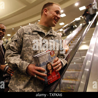 Officier de l'ARMÉE AMÉRICAINE candidat Matthew Witt sourit après que l'ancien gouverneur de l'Alaska. Sarah Palin a signé des exemplaires de son nouveau livre "Going Rogue : An American Life' pour lui du Woodland Mall Barnes & Noble à Grand Rapids, Michigan, le 18 novembre 2009. Palin poursuit le tour de signature de livre dans les semaines à venir avec des arrêts à sélectionner les magasins Barnes & Noble en Virginie, Iowa, Minnesota, Dakota du Sud et en Floride. UPI/Brian Kersey Banque D'Images