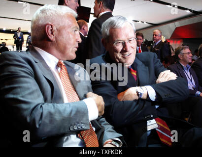 Bob Lutz (L), Vice-président de Global Product Development chez General Motors Company, et Ed Whitacre, président et chef de la direction par intérim de GM, parler avant la conférence de presse Chevrolet au North American International Auto Show au Cobo Center le 11 janvier 2010 à Detroit, Michigan. UPI/Brian Kersey Banque D'Images