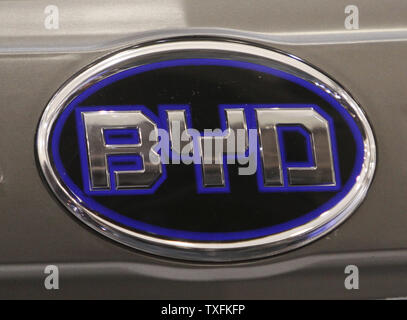 Le BYD Motors, Inc. Le logo s'affiche sur leur E6 voiture électrique au North American International Auto Show au Cobo Center le 12 janvier 2010 à Detroit, Michigan. UPI/Brian Kersey Banque D'Images