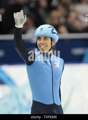 United States' Apolo Anton Ohno vagues après sa première épreuve de la Men's 1500 mètres compétition de patinage de vitesse sur courte piste aux Jeux Olympiques d'hiver de 2010 au Pacific Coliseum à Vancouver, Canada le 13 février 2010. UPI/Brian Kersey Banque D'Images