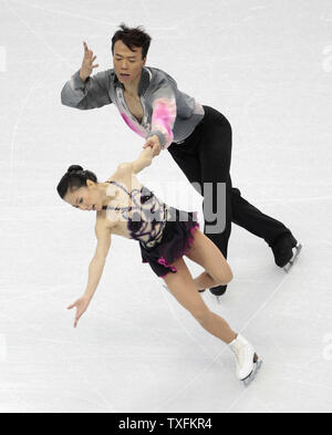 Xue Shen et Hongbo (bas) de Chine Zhao skate pendant leur programme court à la concurrence les Jeux Olympiques d'hiver de 2010 au Pacific Coliseum à Vancouver, Canada le 14 février 2010. UPI/Brian Kersey Banque D'Images