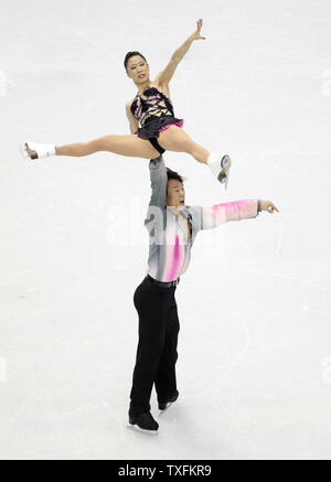 Xue Shen et Hongbo (haut) Zhao de Chine skate durant leur programme court à la concurrence les Jeux Olympiques d'hiver de 2010 au Pacific Coliseum à Vancouver, Canada le 14 février 2010. UPI/Brian Kersey Banque D'Images