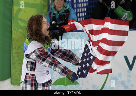 Shaun White, de l'United States vagues le drapeau des États-Unis après avoir remporté l'or dans l'épreuve du snowboard halfpipe finale aux Jeux Olympiques d'hiver de 2010 à Cypress Mountain, à West Vancouver, Canada le 17 février 2010. UPI/Brian Kersey Banque D'Images