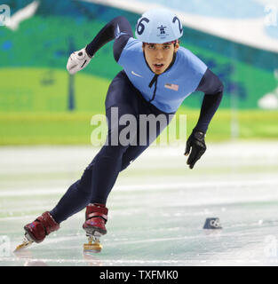 Apolo Anton Ohno de la United States skates au cours de la Men's 1000 mètres en patinage de vitesse courte piste à la demi-finale des Jeux Olympiques d'hiver de 2010 à Vancouver, Canada, le 20 février 2010. UPI/Brian Kersey Banque D'Images