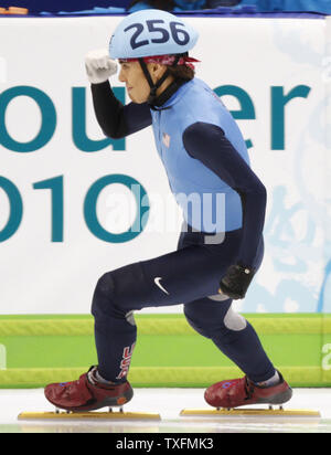 Apolo Anton Ohno de la United States réagit après le Men's 1000 mètres en patinage de vitesse courte piste à la demi-finale des Jeux Olympiques d'hiver de 2010 à Vancouver, Canada, le 20 février 2010. UPI/Brian Kersey Banque D'Images